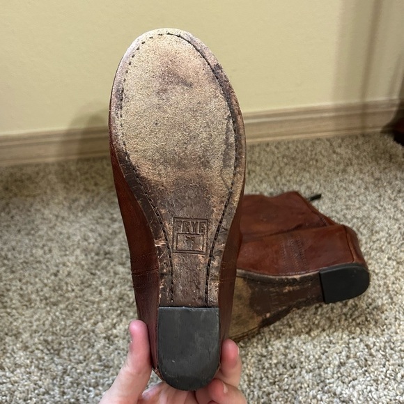 Frye Carson Wedge Cognac Brown Leather Ankle Booties Women’s Size 6 Zip Up Heel - Picture 9 of 13
